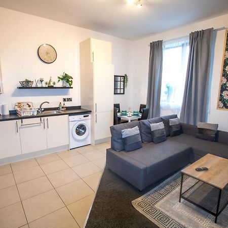 Ideal For Groups - Modern 2 Bedroom Apartment - Free Parking, Transit Links, Close To Stadiums Manchester Bagian luar foto