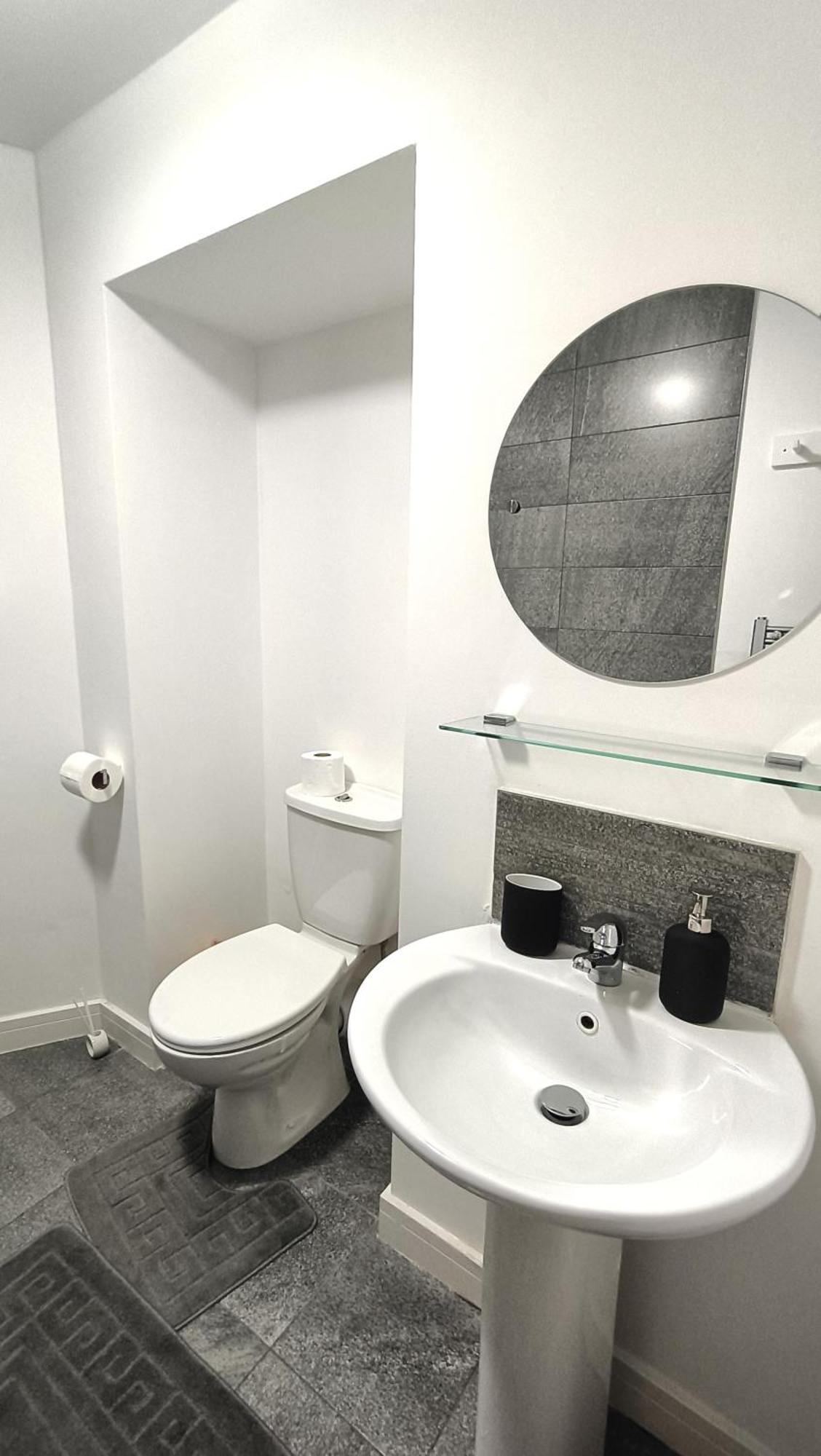 Ideal For Groups - Modern 2 Bedroom Apartment - Free Parking, Transit Links, Close To Stadiums Manchester Bagian luar foto