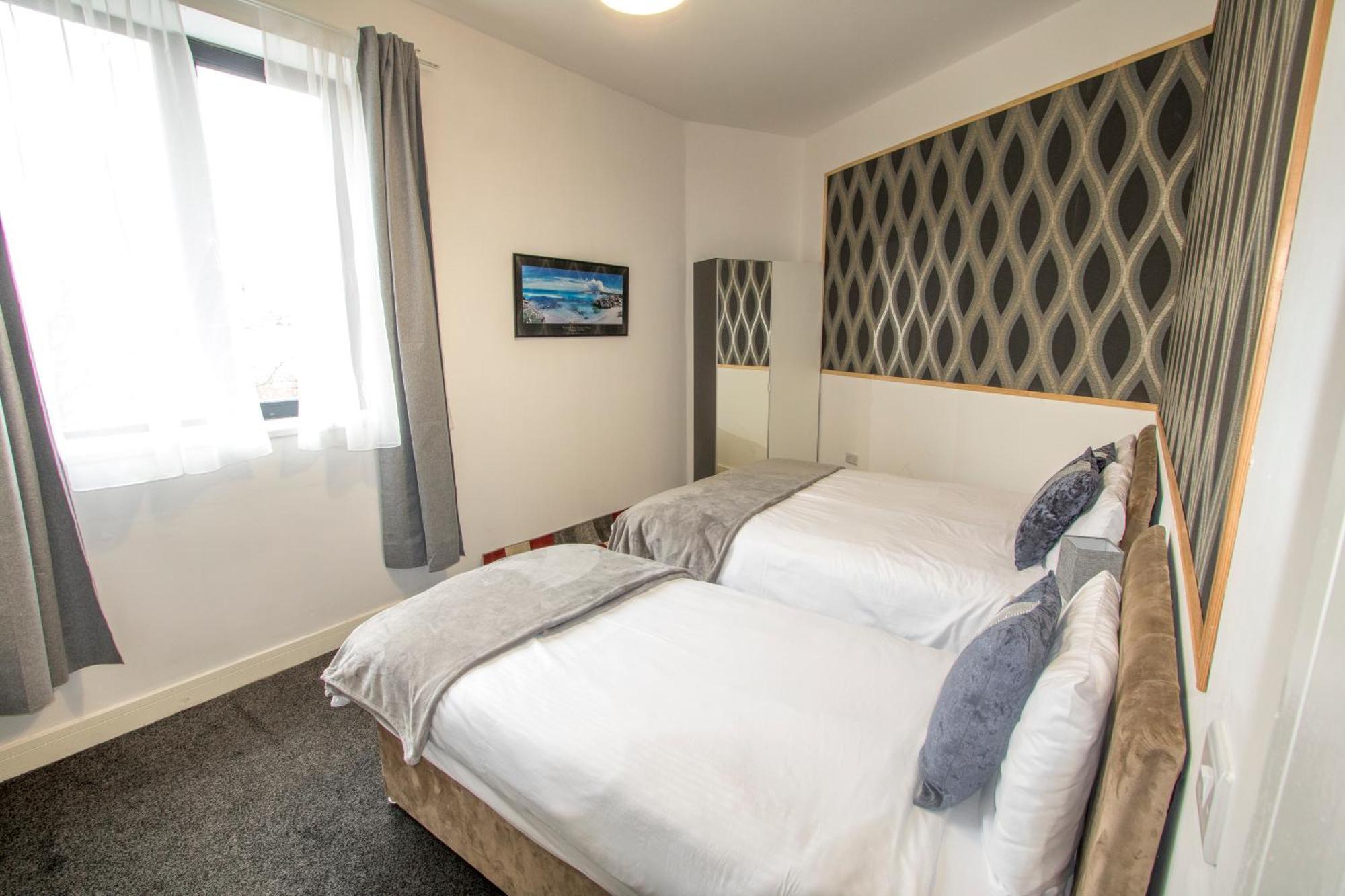 Ideal For Groups - Modern 2 Bedroom Apartment - Free Parking, Transit Links, Close To Stadiums Manchester Bagian luar foto