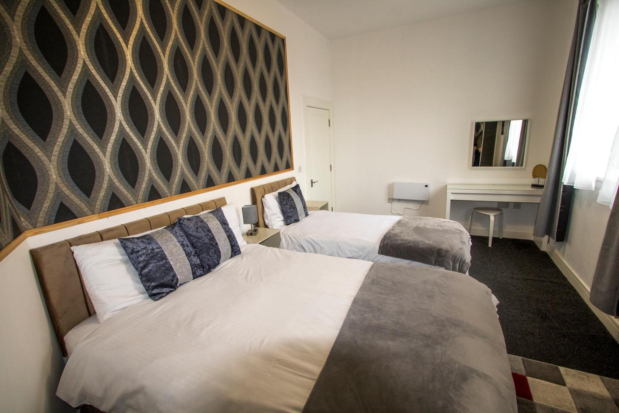 Ideal For Groups - Modern 2 Bedroom Apartment - Free Parking, Transit Links, Close To Stadiums Manchester Bagian luar foto