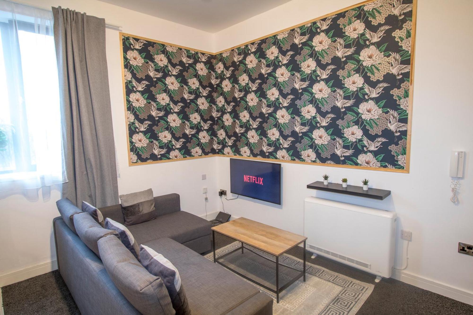 Ideal For Groups - Modern 2 Bedroom Apartment - Free Parking, Transit Links, Close To Stadiums Manchester Bagian luar foto